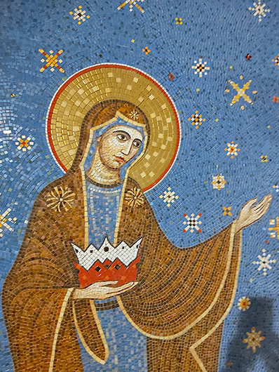 Mirosław Grzelak, Matka Boża, 2024, mozaika, fragment, kościół w Górach Mokrych