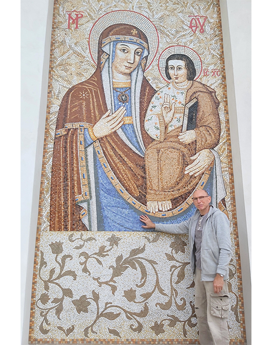 Projekt i realizacja - Mirosław Grzelak, Matka Boska Hodyszewska, 2022, mozaika, kościół - sanktuarium Hodyszewo