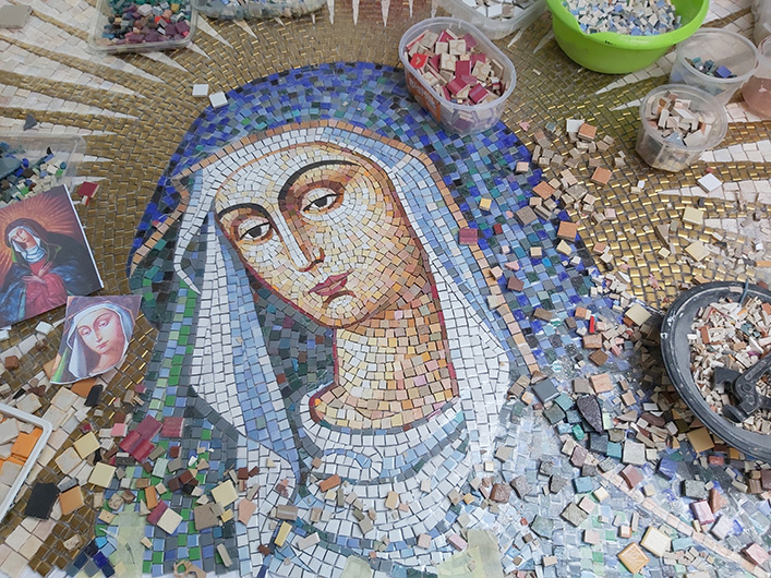 Mirosław Grzelak, Matka Boska Ostrobramska, 2024, mozaika, fragment, pracownia