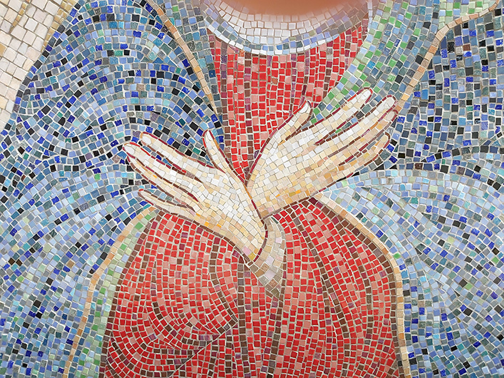 Matka Boska Ostrobramska, 2024, mozaika, fragment, kościół M.B. Miłosierdzia - Ruciane Nida