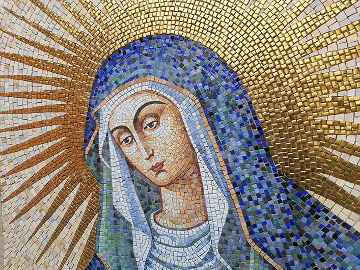 Matka Boska Ostrobramska, 2024, mozaika, fragment, kościół pw. M.B. Miłosierdzia - Ruciane Nida